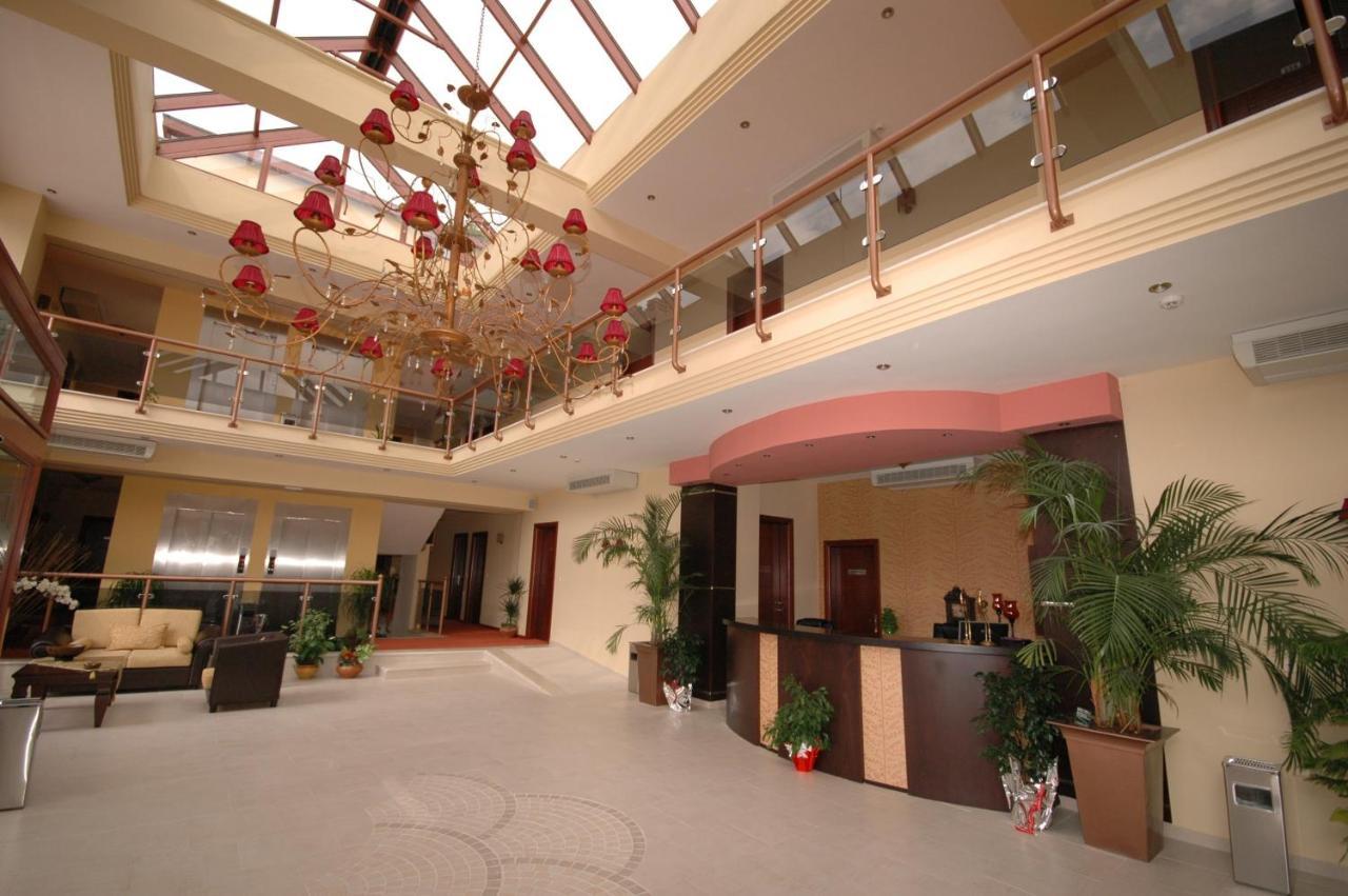 4 Epoxes Hotel Spa กาโต ลูตรากี ภายนอก รูปภาพ