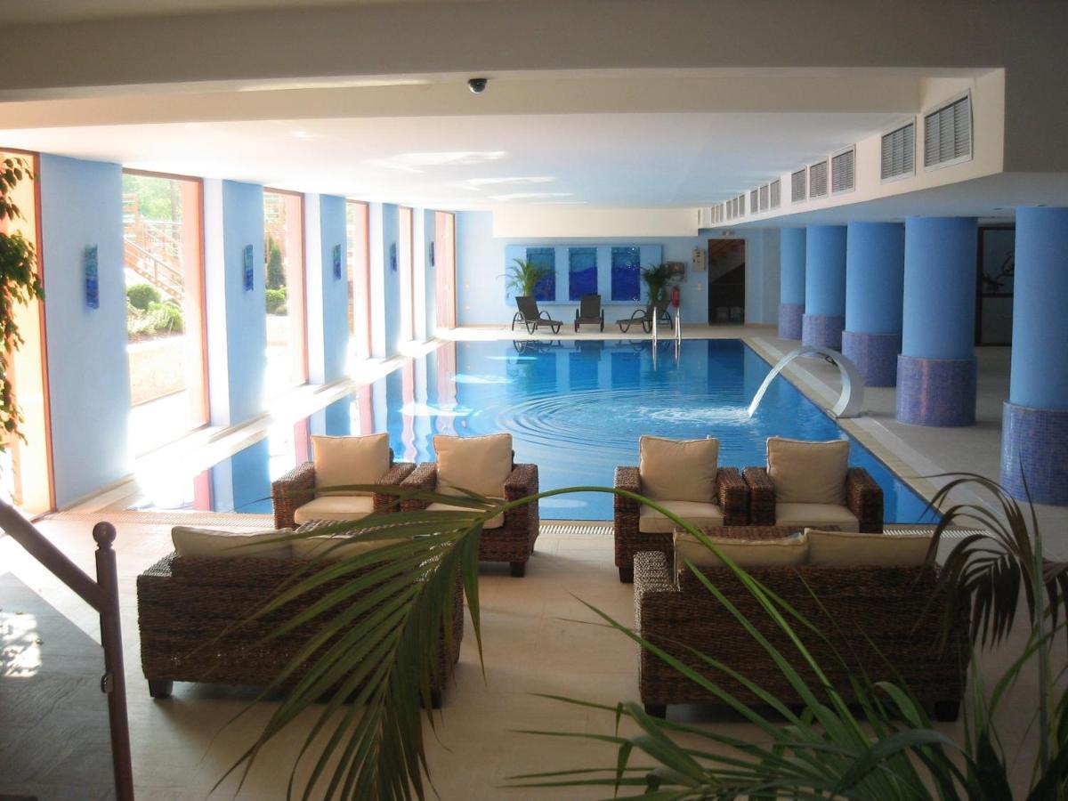 4 Epoxes Hotel Spa กาโต ลูตรากี ภายนอก รูปภาพ
