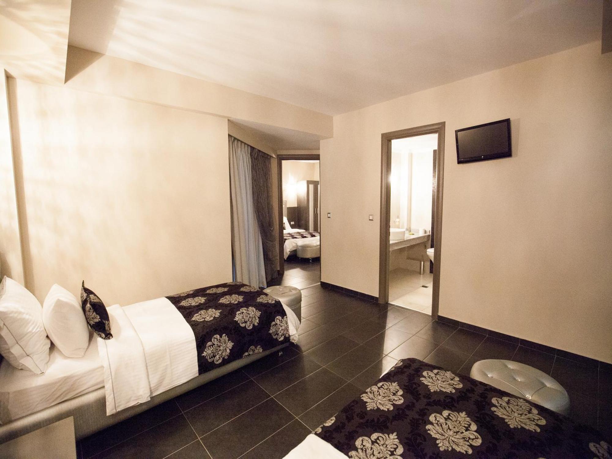 4 Epoxes Hotel Spa กาโต ลูตรากี ภายนอก รูปภาพ