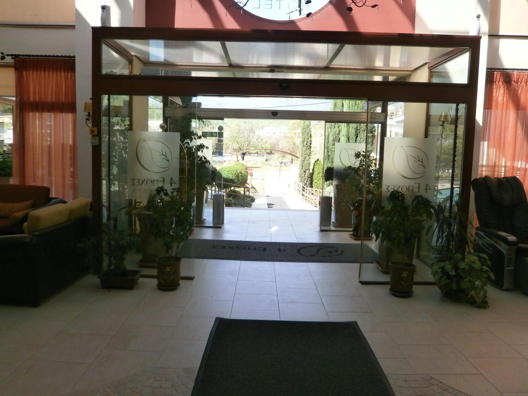 4 Epoxes Hotel Spa กาโต ลูตรากี ภายนอก รูปภาพ